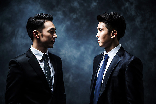 포토 JPG 스튜디오촬영 남자 실내 정장 상반신 20대 성인 두명 옆모습 마주보기 한국인 비즈니스맨 분위기 비밀 긴장 노려봄 연기백그라운드 성인남자만 국내포토 옷 감정 뷰포인트 백그라운드 컨셉 비즈니스 모션 표정 사람 동양인 청년 내부 직장인 연기 남자만 성인만 파일형식