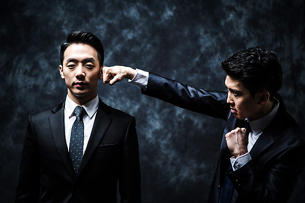 포토 JPG 스튜디오촬영 남자 실내 정장 상반신 20대 성인 두명 앞모습 옆모습 주먹 한국인 펀치 비즈니스맨 분위기 비밀 긴장 노려봄 연기백그라운드 성인남자만 국내포토 옷 감정 뷰포인트 백그라운드 컨셉 비즈니스 모션 표정 사람 동양인 청년 내부 직장인 연기 남자만 성인만 파일형식