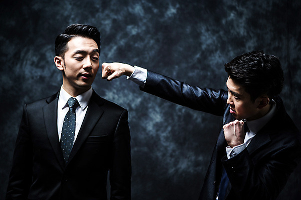 포토 JPG 스튜디오촬영 남자 실내 정장 상반신 20대 성인 두명 앞모습 옆모습 마주보기 주먹 한국인 펀치 비즈니스맨 분위기 비밀 긴장 노려봄 연기백그라운드 성인남자만 국내포토 옷 감정 뷰포인트 백그라운드 컨셉 비즈니스 모션 표정 사람 동양인 청년 내부 직장인 연기 남자만 성인만 파일형식