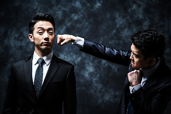 포토 JPG 스튜디오촬영 남자 실내 정장 상반신 20대 성인 두명 앞모습 옆모습 주먹 한국인 펀치 비즈니스맨 분위기 비밀 긴장 노려봄 연기백그라운드 성인남자만 국내포토 옷 감정 뷰포인트 백그라운드 컨셉 비즈니스 모션 표정 사람 동양인 청년 내부 직장인 연기 남자만 성인만 파일형식