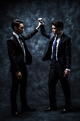 포토 JPG 스튜디오촬영 전신 남자 실내 서기 정장 20대 성인 두명 옆모습 마주보기 주먹 한국인 잡기 비즈니스맨 수비 분위기 비밀 긴장 노려봄 연기백그라운드 성인남자만 국내포토 옷 감정 뷰포인트 백그라운드 컨셉 비즈니스 모션 표정 사람 동양인 청년 내부 직장인 연기 남자만 성인만 파일형식