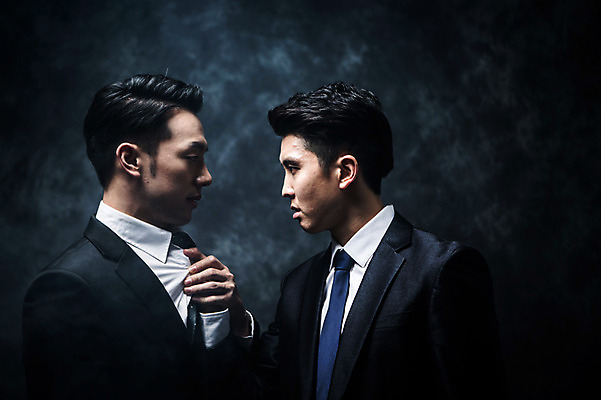 포토 JPG 스튜디오촬영 남자 실내 정장 상반신 20대 성인 두명 옆모습 마주보기 한국인 잡기 비즈니스맨 분위기 비밀 긴장 노려봄 멱살 연기백그라운드 성인남자만 국내포토 옷 감정 뷰포인트 백그라운드 컨셉 비즈니스 모션 표정 사람 동양인 청년 내부 직장인 연기 남자만 성인만 파일형식