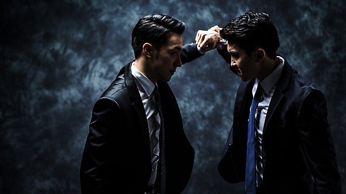 포토 JPG 스튜디오촬영 남자 실내 정장 상반신 20대 성인 두명 옆모습 마주보기 주먹 한국인 비즈니스맨 수비 분위기 비밀 긴장 노려봄 연기백그라운드 성인남자만 국내포토 옷 감정 뷰포인트 백그라운드 컨셉 비즈니스 모션 표정 사람 동양인 청년 내부 직장인 연기 남자만 성인만 파일형식