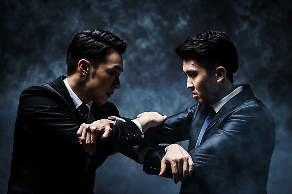 포토 JPG 스튜디오촬영 남자 실내 정장 상반신 20대 성인 두명 옆모습 마주보기 한국인 잡기 비즈니스맨 수비 분위기 비밀 긴장 노려봄 연기백그라운드 성인남자만 국내포토 옷 감정 뷰포인트 백그라운드 컨셉 비즈니스 모션 표정 사람 동양인 청년 내부 직장인 연기 남자만 성인만 파일형식