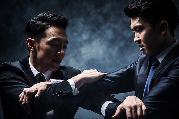 포토 JPG 스튜디오촬영 남자 실내 정장 상반신 20대 성인 두명 옆모습 한국인 잡기 비즈니스맨 수비 분위기 비밀 긴장 노려봄 연기백그라운드 성인남자만 국내포토 옷 감정 뷰포인트 백그라운드 컨셉 비즈니스 모션 표정 사람 동양인 청년 내부 직장인 연기 남자만 성인만 파일형식