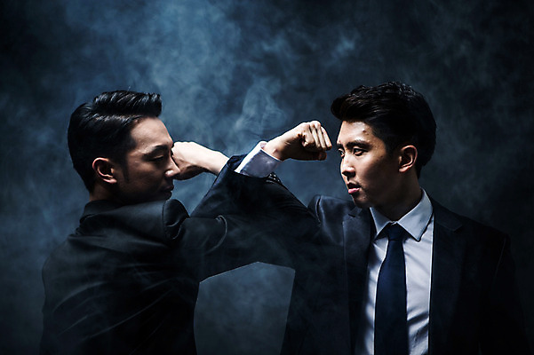 포토 JPG 스튜디오촬영 남자 실내 정장 상반신 20대 성인 두명 옆모습 마주보기 주먹 한국인 비즈니스맨 수비 분위기 비밀 긴장 노려봄 연기백그라운드 성인남자만 국내포토 옷 감정 뷰포인트 백그라운드 컨셉 비즈니스 모션 표정 사람 동양인 청년 내부 직장인 연기 남자만 성인만 파일형식