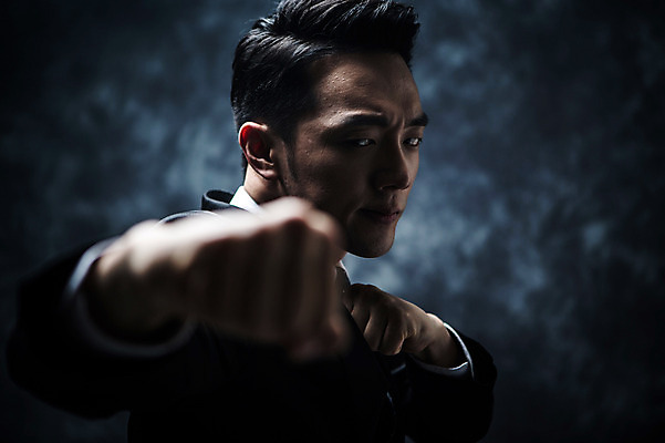 포토 JPG 스튜디오촬영 남자 실내 한명 정장 상반신 20대 성인 옆모습 아웃포커스 주먹 한국인 펀치 비즈니스맨 분위기 비밀 긴장 노려봄 연기백그라운드 성인남자한명만 국내포토 1 옷 감정 뷰포인트 백그라운드 컨셉 비즈니스 모션 촬영기법 표정 사람 동양인 청년 내부 직장인 연기 남자한명만 성인남자만 파일형식