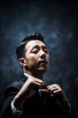 포토 JPG 스튜디오촬영 남자 실내 한명 정장 상반신 20대 성인 옆모습 주먹 한국인 비즈니스맨 분위기 비밀 긴장 노려봄 연기백그라운드 성인남자한명만 국내포토 1 옷 감정 뷰포인트 백그라운드 컨셉 비즈니스 모션 표정 사람 동양인 청년 내부 직장인 연기 남자한명만 성인남자만 파일형식