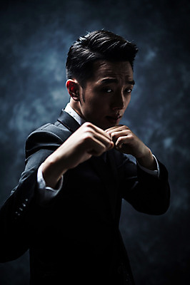 포토 JPG 스튜디오촬영 남자 실내 한명 정장 상반신 20대 성인 옆모습 주먹 한국인 비즈니스맨 분위기 비밀 긴장 노려봄 연기백그라운드 성인남자한명만 국내포토 1 옷 감정 뷰포인트 백그라운드 컨셉 비즈니스 모션 표정 사람 동양인 청년 내부 직장인 연기 남자한명만 성인남자만 파일형식