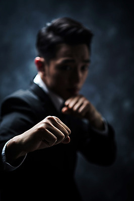 포토 JPG 스튜디오촬영 남자 실내 한명 정장 상반신 20대 성인 옆모습 아웃포커스 주먹 한국인 비즈니스맨 분위기 비밀 긴장 노려봄 연기백그라운드 성인남자한명만 국내포토 1 옷 감정 뷰포인트 백그라운드 컨셉 비즈니스 모션 촬영기법 표정 사람 동양인 청년 내부 직장인 연기 남자한명만 성인남자만 파일형식