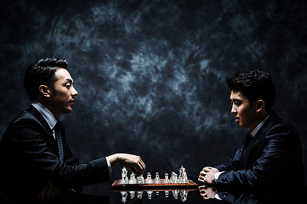 포토 JPG 스튜디오촬영 남자 실내 앉기 정장 상반신 20대 성인 두명 옆모습 한국인 말 비즈니스맨 분위기 체스말 체스 비밀 체스판 마주앉기 긴장 연기백그라운드 성인남자만 국내포토 옷 감정 뷰포인트 백그라운드 컨셉 비즈니스 모션 놀이 사람 동양인 청년 내부 직장인 연기 남자만 성인만 파일형식