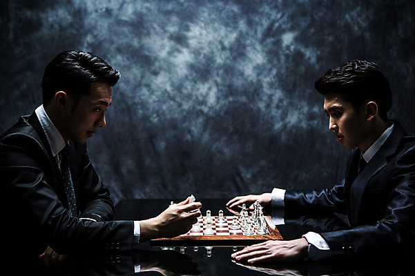 포토 JPG 스튜디오촬영 남자 실내 앉기 정장 상반신 20대 성인 두명 옆모습 한국인 말 비즈니스맨 분위기 체스말 체스 비밀 체스판 마주앉기 긴장 노려봄 연기백그라운드 성인남자만 국내포토 옷 감정 뷰포인트 백그라운드 컨셉 비즈니스 모션 놀이 표정 사람 동양인 청년 내부 직장인 연기 남자만 성인만 파일형식