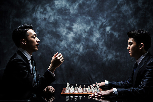 포토 JPG 스튜디오촬영 남자 실내 앉기 정장 상반신 20대 성인 두명 옆모습 한국인 말 비즈니스맨 분위기 체스말 체스 비밀 체스판 마주앉기 긴장 연기백그라운드 성인남자만 국내포토 옷 감정 뷰포인트 백그라운드 컨셉 비즈니스 모션 놀이 사람 동양인 청년 내부 직장인 연기 남자만 성인만 파일형식