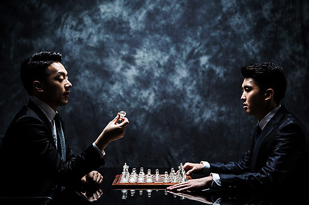 포토 JPG 스튜디오촬영 남자 실내 들기 앉기 정장 상반신 20대 성인 두명 옆모습 한국인 말 비즈니스맨 분위기 체스말 체스 비밀 체스판 마주앉기 긴장 연기백그라운드 성인남자만 국내포토 옷 감정 뷰포인트 백그라운드 컨셉 비즈니스 모션 놀이 사람 동양인 청년 내부 직장인 연기 남자만 성인만 파일형식