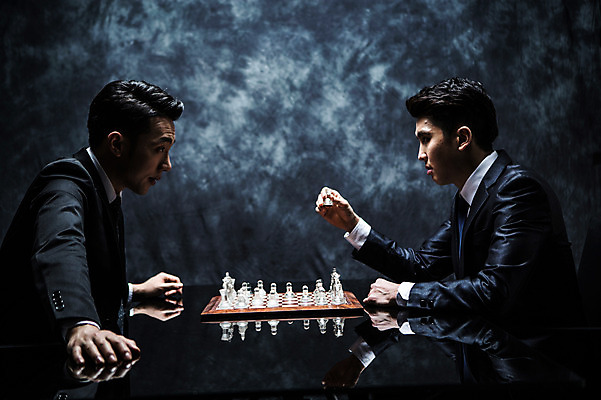 포토 JPG 스튜디오촬영 남자 실내 들기 앉기 정장 상반신 20대 성인 두명 옆모습 한국인 말 비즈니스맨 분위기 체스말 체스 비밀 체스판 마주앉기 긴장 노려봄 연기백그라운드 성인남자만 국내포토 옷 감정 뷰포인트 백그라운드 컨셉 비즈니스 모션 놀이 표정 사람 동양인 청년 내부 직장인 연기 남자만 성인만 파일형식