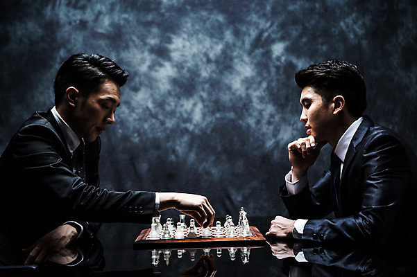 포토 JPG 스튜디오촬영 남자 실내 앉기 정장 상반신 20대 성인 두명 옆모습 턱괴기 한국인 말 비즈니스맨 분위기 체스말 체스 비밀 체스판 마주앉기 긴장 연기백그라운드 성인남자만 국내포토 옷 감정 뷰포인트 백그라운드 컨셉 비즈니스 모션 놀이 사람 동양인 청년 내부 직장인 연기 남자만 성인만 파일형식