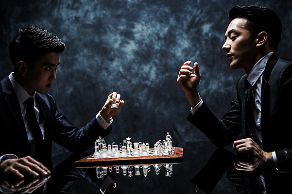 포토 JPG 스튜디오촬영 남자 실내 들기 앉기 정장 상반신 20대 성인 두명 옆모습 한국인 말 비즈니스맨 분위기 체스말 체스 비밀 체스판 마주앉기 긴장 노려봄 연기백그라운드 성인남자만 국내포토 옷 감정 뷰포인트 백그라운드 컨셉 비즈니스 모션 놀이 표정 사람 동양인 청년 내부 직장인 연기 남자만 성인만 파일형식