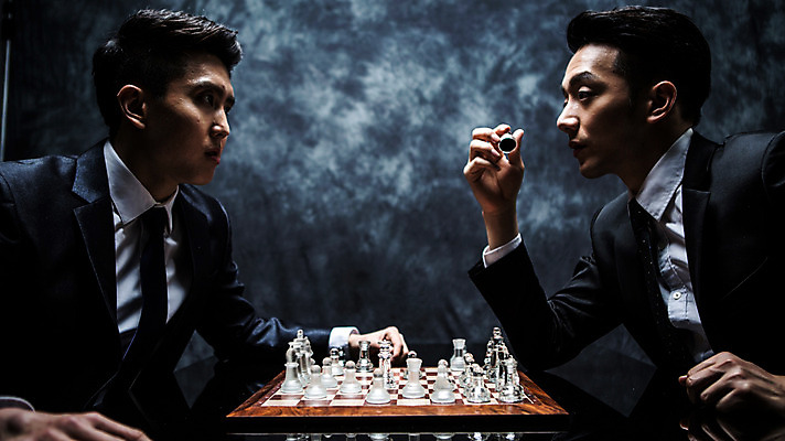 포토 JPG 스튜디오촬영 남자 실내 들기 앉기 정장 상반신 20대 성인 두명 옆모습 마주보기 한국인 말 비즈니스맨 분위기 체스말 체스 비밀 체스판 마주앉기 긴장 노려봄 연기백그라운드 성인남자만 국내포토 옷 감정 뷰포인트 백그라운드 컨셉 비즈니스 모션 놀이 표정 사람 동양인 청년 내부 직장인 연기 남자만 성인만 파일형식