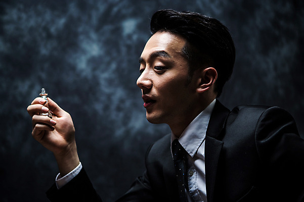 포토 JPG 스튜디오촬영 남자 실내 한명 들기 정장 상반신 20대 성인 옆모습 한국인 말 비즈니스맨 분위기 체스말 체스 비밀 긴장 연기백그라운드 성인남자한명만 국내포토 1 옷 감정 뷰포인트 백그라운드 컨셉 비즈니스 모션 놀이 사람 동양인 청년 내부 직장인 연기 남자한명만 성인남자만 파일형식