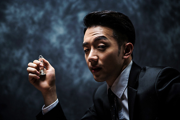 포토 JPG 스튜디오촬영 남자 실내 한명 들기 정장 상반신 20대 성인 옆모습 한국인 말 비즈니스맨 분위기 체스말 체스 비밀 긴장 노려봄 연기백그라운드 성인남자한명만 국내포토 1 옷 감정 뷰포인트 백그라운드 컨셉 비즈니스 모션 놀이 표정 사람 동양인 청년 내부 직장인 연기 남자한명만 성인남자만 파일형식