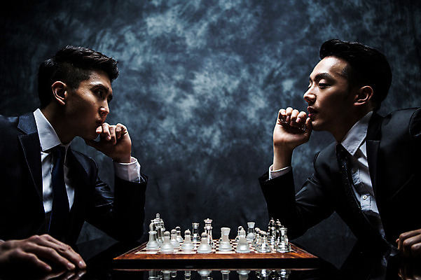 포토 JPG 스튜디오촬영 남자 실내 들기 앉기 정장 상반신 20대 성인 두명 옆모습 마주보기 턱괴기 한국인 말 비즈니스맨 분위기 체스말 체스 비밀 체스판 마주앉기 긴장 노려봄 연기백그라운드 성인남자만 국내포토 옷 감정 뷰포인트 백그라운드 컨셉 비즈니스 모션 놀이 표정 사람 동양인 청년 내부 직장인 연기 남자만 성인만 파일형식