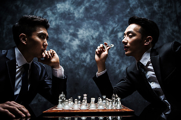 포토 JPG 스튜디오촬영 남자 실내 들기 앉기 정장 상반신 20대 성인 두명 옆모습 마주보기 턱괴기 한국인 말 비즈니스맨 분위기 체스말 체스 비밀 체스판 마주앉기 긴장 노려봄 연기백그라운드 성인남자만 국내포토 옷 감정 뷰포인트 백그라운드 컨셉 비즈니스 모션 놀이 표정 사람 동양인 청년 내부 직장인 연기 남자만 성인만 파일형식