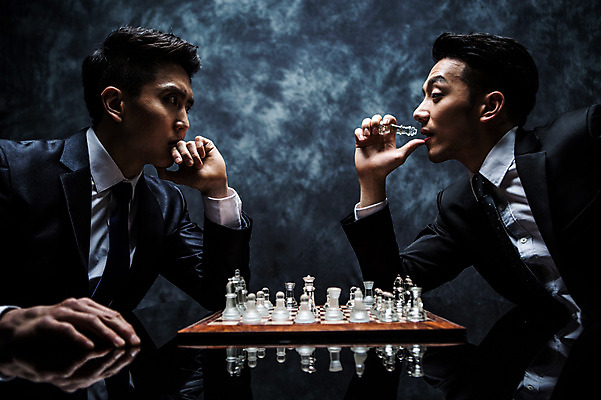 포토 JPG 스튜디오촬영 남자 실내 들기 앉기 정장 상반신 20대 성인 두명 옆모습 마주보기 턱괴기 한국인 말 비즈니스맨 분위기 체스말 체스 비밀 체스판 마주앉기 긴장 노려봄 연기백그라운드 성인남자만 국내포토 옷 감정 뷰포인트 백그라운드 컨셉 비즈니스 모션 놀이 표정 사람 동양인 청년 내부 직장인 연기 남자만 성인만 파일형식