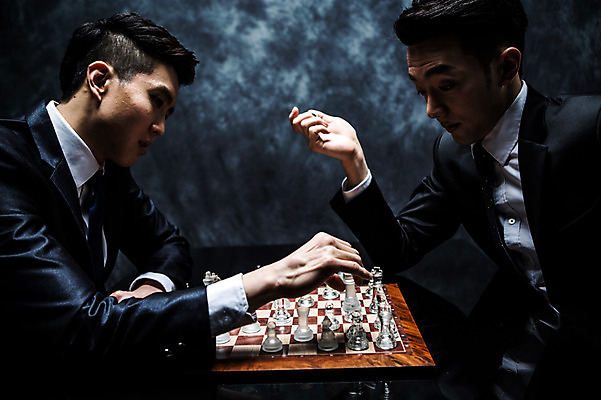 포토 JPG 스튜디오촬영 남자 실내 앉기 정장 상반신 20대 성인 두명 옆모습 한국인 말 비즈니스맨 분위기 체스말 체스 비밀 체스판 마주앉기 긴장 연기백그라운드 성인남자만 국내포토 옷 감정 뷰포인트 백그라운드 컨셉 비즈니스 모션 놀이 사람 동양인 청년 내부 직장인 연기 남자만 성인만 파일형식