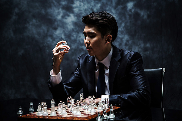 포토 JPG 스튜디오촬영 남자 실내 한명 들기 앉기 정장 상반신 20대 성인 앞모습 한국인 말 비즈니스맨 분위기 체스말 체스 비밀 체스판 긴장 연기백그라운드 성인남자한명만 국내포토 1 옷 감정 뷰포인트 백그라운드 컨셉 비즈니스 모션 놀이 사람 동양인 청년 내부 직장인 연기 남자한명만 성인남자만 파일형식