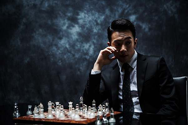 포토 JPG 스튜디오촬영 응시 남자 실내 한명 앉기 정장 상반신 20대 성인 앞모습 한국인 말 비즈니스맨 분위기 체스말 체스 비밀 체스판 긴장 노려봄 연기백그라운드 성인남자한명만 국내포토 1 시선 옷 감정 뷰포인트 백그라운드 컨셉 비즈니스 모션 놀이 표정 사람 동양인 청년 내부 직장인 연기 남자한명만 성인남자만 파일형식