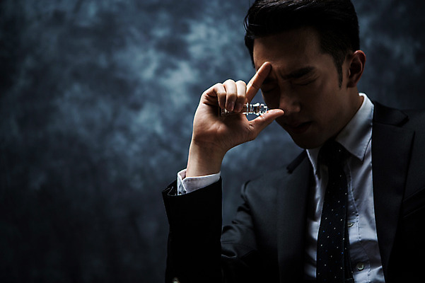 포토 JPG 스튜디오촬영 남자 실내 한명 들기 정장 상반신 20대 성인 앞모습 한국인 말 비즈니스맨 분위기 체스말 체스 비밀 고민 긴장 연기백그라운드 성인남자한명만 국내포토 1 옷 감정 뷰포인트 백그라운드 컨셉 비즈니스 모션 놀이 사람 동양인 청년 내부 직장인 연기 남자한명만 성인남자만 파일형식