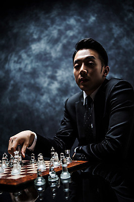 포토 JPG 스튜디오촬영 남자 실내 한명 앉기 정장 상반신 20대 성인 앞모습 한국인 잡기 말 비즈니스맨 분위기 체스말 체스 비밀 체스판 긴장 연기백그라운드 성인남자한명만 국내포토 1 옷 감정 뷰포인트 백그라운드 컨셉 비즈니스 모션 놀이 사람 동양인 청년 내부 직장인 연기 남자한명만 성인남자만 파일형식