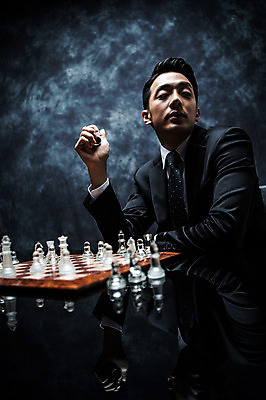 포토 JPG 스튜디오촬영 남자 실내 한명 앉기 정장 상반신 20대 성인 앞모습 한국인 말 비즈니스맨 분위기 체스말 체스 비밀 체스판 긴장 연기백그라운드 성인남자한명만 국내포토 1 옷 감정 뷰포인트 백그라운드 컨셉 비즈니스 모션 놀이 사람 동양인 청년 내부 직장인 연기 남자한명만 성인남자만 파일형식