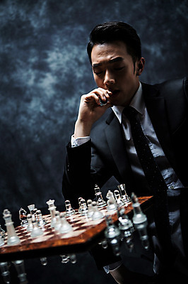 포토 JPG 스튜디오촬영 남자 실내 한명 앉기 정장 상반신 20대 성인 앞모습 턱괴기 한국인 말 비즈니스맨 분위기 체스말 체스 비밀 체스판 긴장 노려봄 연기백그라운드 성인남자한명만 국내포토 1 옷 감정 뷰포인트 백그라운드 컨셉 비즈니스 모션 놀이 표정 사람 동양인 청년 내부 직장인 연기 남자한명만 성인남자만 파일형식