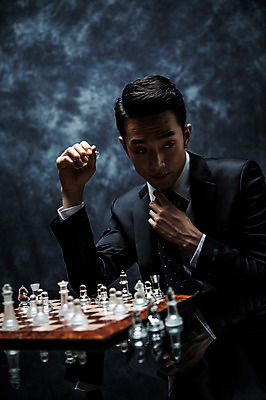 포토 JPG 스튜디오촬영 남자 실내 한명 앉기 정장 상반신 20대 성인 앞모습 한국인 말 비즈니스맨 분위기 체스말 체스 비밀 체스판 긴장 연기백그라운드 성인남자한명만 국내포토 1 옷 감정 뷰포인트 백그라운드 컨셉 비즈니스 모션 놀이 사람 동양인 청년 내부 직장인 연기 남자한명만 성인남자만 파일형식