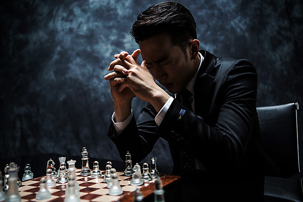 포토 JPG 스튜디오촬영 남자 실내 한명 앉기 정장 상반신 20대 성인 앞모습 눈감음 한국인 비즈니스맨 분위기 체스말 체스 비밀 고민 체스판 손모으기 긴장 연기백그라운드 성인남자한명만 국내포토 1 옷 감정 뷰포인트 백그라운드 컨셉 비즈니스 모션 놀이 사람 동양인 손짓 청년 내부 말_게임 직장인 연기 남자한명만 성인남자만 파일형식