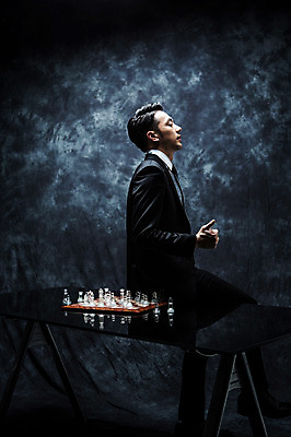 포토 JPG 스튜디오촬영 남자 실내 한명 정장 상반신 20대 성인 옆모습 한국인 엄지손가락 최고 비즈니스맨 분위기 체스말 체스 비밀 체스판 걸터앉기 긴장 연기백그라운드 성인남자한명만 국내포토 1 옷 감정 뷰포인트 백그라운드 컨셉 비즈니스 손가락 놀이 사람 앉기 동양인 청년 내부 말_게임 직장인 연기 남자한명만 성인남자만 파일형식