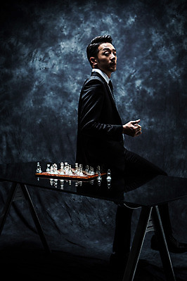 포토 JPG 스튜디오촬영 남자 실내 한명 정장 상반신 20대 성인 옆모습 한국인 비즈니스맨 분위기 체스말 체스 비밀 체스판 걸터앉기 긴장 노려봄 연기백그라운드 성인남자한명만 국내포토 1 옷 감정 뷰포인트 백그라운드 컨셉 비즈니스 놀이 표정 사람 앉기 동양인 청년 내부 말_게임 직장인 연기 남자한명만 성인남자만 파일형식