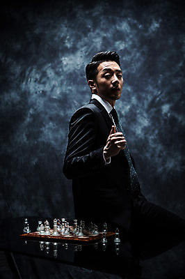 포토 JPG 스튜디오촬영 남자 실내 한명 정장 상반신 20대 성인 옆모습 한국인 엄지손가락 최고 비즈니스맨 분위기 체스말 체스 비밀 체스판 걸터앉기 긴장 연기백그라운드 성인남자한명만 국내포토 1 옷 감정 뷰포인트 백그라운드 컨셉 비즈니스 손가락 놀이 사람 앉기 동양인 청년 내부 말_게임 직장인 연기 남자한명만 성인남자만 파일형식