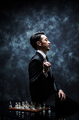포토 JPG 스튜디오촬영 남자 실내 한명 정장 상반신 20대 성인 옆모습 한국인 말 비즈니스맨 분위기 체스말 체스 비밀 체스판 걸터앉기 긴장 연기백그라운드 성인남자한명만 국내포토 1 옷 감정 뷰포인트 백그라운드 컨셉 비즈니스 놀이 사람 앉기 동양인 청년 내부 직장인 연기 남자한명만 성인남자만 파일형식