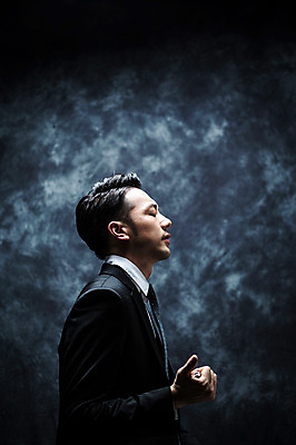 포토 JPG 스튜디오촬영 남자 실내 한명 정장 손짓 상반신 20대 성인 옆모습 눈감음 한국인 비즈니스맨 분위기 비밀 긴장 연기백그라운드 성인남자한명만 국내포토 1 옷 감정 뷰포인트 백그라운드 컨셉 비즈니스 모션 사람 동양인 청년 내부 직장인 연기 남자한명만 성인남자만 파일형식