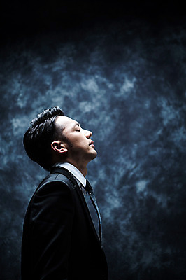 포토 JPG 스튜디오촬영 남자 실내 한명 정장 상반신 20대 성인 옆모습 눈감음 한국인 비즈니스맨 분위기 비밀 고개들기 긴장 연기백그라운드 성인남자한명만 국내포토 1 옷 감정 뷰포인트 백그라운드 컨셉 비즈니스 모션 사람 동양인 청년 내부 직장인 연기 남자한명만 성인남자만 파일형식