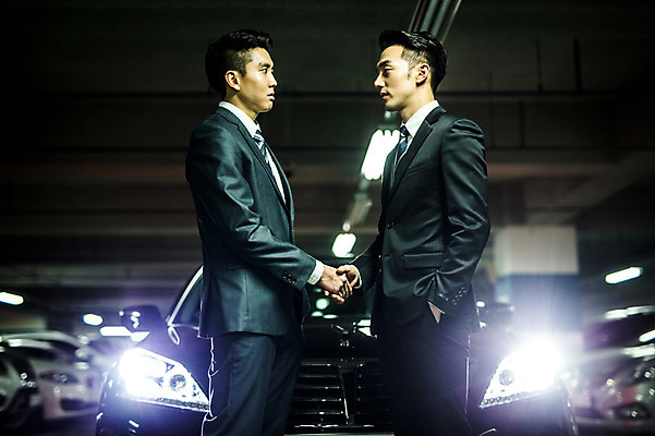 포토 JPG 남자 한대 승용차 악수 정장 상반신 20대 성인 야외 두명 옆모습 마주보기 손잡기 한국인 비즈니스맨 전조등 주머니손 노려봄 성인남자만 지하주차장 국내포토 1 옷 뷰포인트 비즈니스 모션 자동차 조명 표정 사람 동양인 손짓 청년 직장인 주차장 남자만 성인만 파일형식