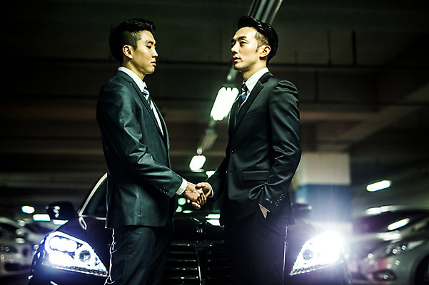 포토 JPG 남자 한대 승용차 악수 정장 상반신 20대 성인 야외 두명 옆모습 마주보기 손잡기 한국인 비즈니스맨 전조등 주머니손 성인남자만 지하주차장 국내포토 1 옷 뷰포인트 비즈니스 모션 자동차 조명 사람 동양인 손짓 청년 직장인 주차장 남자만 성인만 파일형식