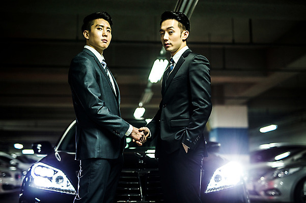 포토 JPG 남자 한대 승용차 악수 정장 상반신 20대 성인 야외 두명 옆모습 마주보기 손잡기 한국인 비즈니스맨 전조등 주머니손 성인남자만 지하주차장 국내포토 1 옷 뷰포인트 비즈니스 모션 자동차 조명 사람 동양인 손짓 청년 직장인 주차장 남자만 성인만 파일형식