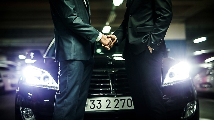 포토 JPG 남자 한대 승용차 악수 정장 상반신 20대 성인 야외 두명 옆모습 마주보기 손잡기 한국인 비즈니스맨 전조등 주머니손 성인남자만 지하주차장 국내포토 1 옷 뷰포인트 비즈니스 모션 자동차 조명 사람 동양인 손짓 청년 직장인 주차장 남자만 성인만 파일형식