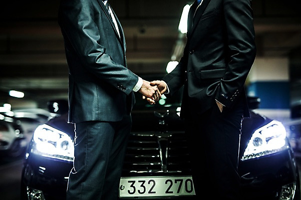 포토 JPG 남자 한대 승용차 악수 정장 상반신 20대 성인 야외 두명 옆모습 마주보기 손잡기 한국인 비즈니스맨 전조등 주머니손 성인남자만 지하주차장 국내포토 1 옷 뷰포인트 비즈니스 모션 자동차 조명 사람 동양인 손짓 청년 직장인 주차장 남자만 성인만 파일형식