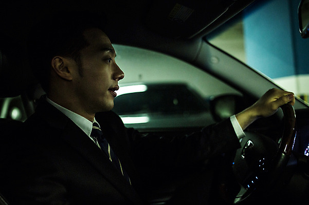 포토 JPG 남자 승용차 한명 앉기 정장 상반신 20대 성인 옆모습 운전 한국인 잡기 비즈니스맨 핸들 차안 운전석 성인남자한명만 지하주차장 국내포토 1 옷 뷰포인트 비즈니스 모션 자동차 사람 동양인 청년 직장인 주차장 남자한명만 성인남자만 파일형식