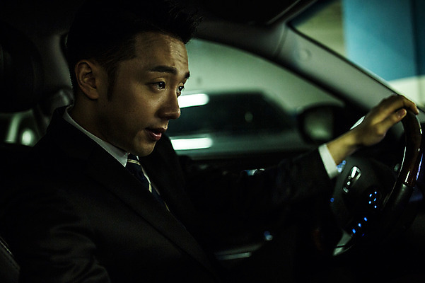 포토 JPG 남자 승용차 한명 앉기 정장 상반신 20대 성인 옆모습 운전 한국인 잡기 비즈니스맨 핸들 차안 노려봄 운전석 성인남자한명만 지하주차장 국내포토 1 옷 뷰포인트 비즈니스 모션 자동차 표정 사람 동양인 청년 직장인 주차장 남자한명만 성인남자만 파일형식