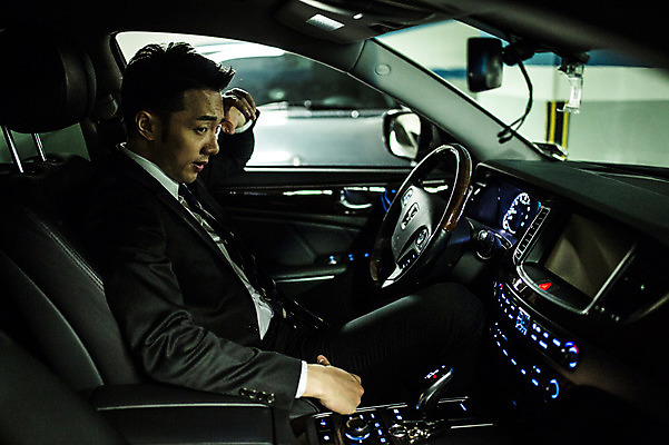 포토 JPG 남자 승용차 한명 앉기 정장 상반신 20대 성인 옆모습 운전 한국인 비즈니스맨 차안 노려봄 운전석 성인남자한명만 지하주차장 국내포토 1 옷 뷰포인트 비즈니스 모션 자동차 표정 사람 동양인 청년 직장인 주차장 남자한명만 성인남자만 파일형식